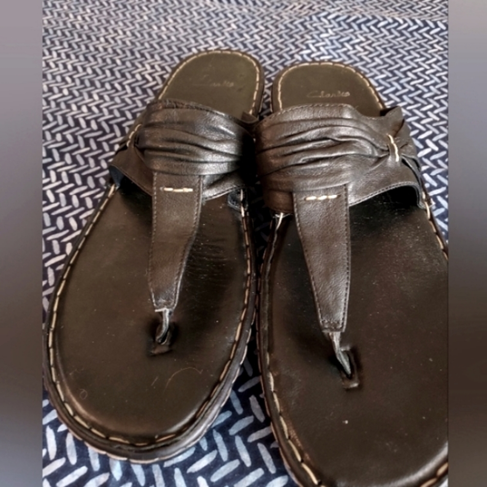 CLARK'S thong Sandals, Black leather, size 10, 1 1/2" heel
